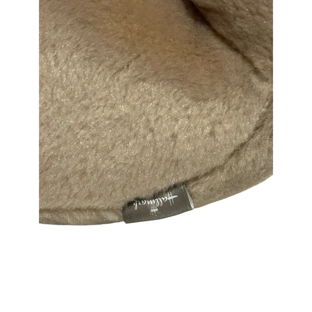 Hallmark CU-PUG Large 16